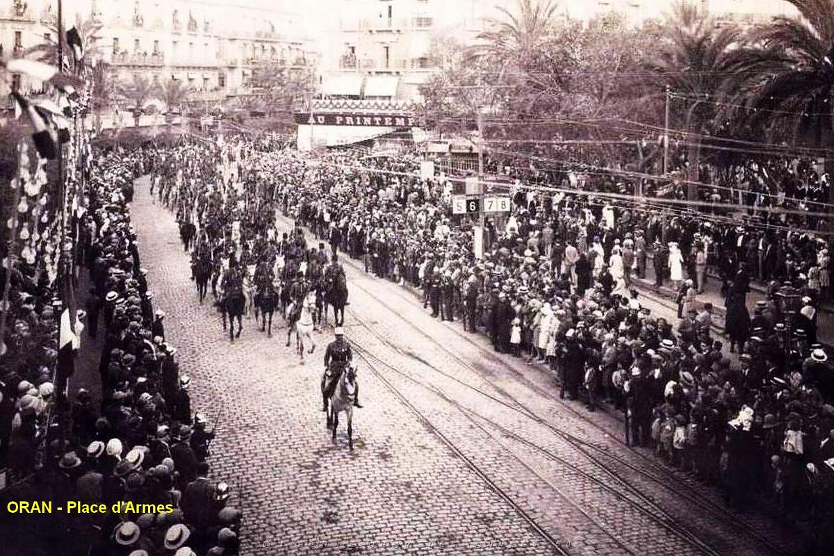 Oran - Place d'Armes - Defile.jpg